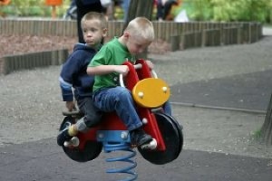bambini-in-bicicletta-giocattolo